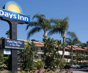 Photo 2 - Days Inn by Wyndham San Diego Hotel Circle