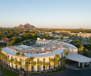 Photo 2 - Embassy Suites by Hilton Phoenix Biltmore