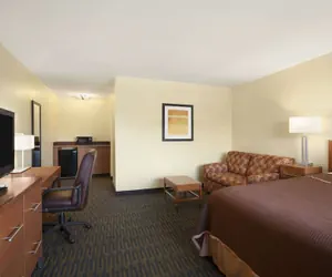 Photo 5 - Howard Johnson by Wyndham San Diego Sea World