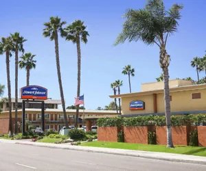 Photo 2 - Howard Johnson by Wyndham San Diego Sea World