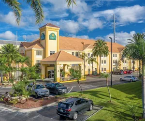 Photo 2 - La Quinta Inn & Suites by Wyndham Orlando Universal area