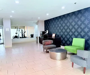 Photo 3 - La Quinta Inn & Suites by Wyndham Orlando Universal area