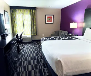 Photo 4 - La Quinta Inn & Suites by Wyndham Orlando Universal area