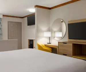 Photo 5 - Days Inn by Wyndham Suites Fredericksburg