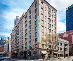 Photo 2 - Holiday Inn Express and Suites Atlanta Downtown by IHG