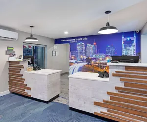 Photo 4 - La Quinta Inn & Suites by Wyndham Nashville Airport