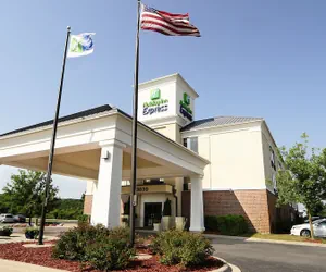 Photo 2 - Holiday Inn Express & Suites Delafield by IHG