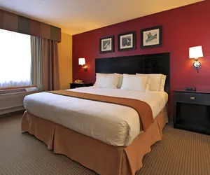 Photo 2 - Holiday Inn Express Hotel & Suites Defiance by IHG