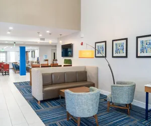 Photo 4 - Holiday Inn Express & Suites Lake Forest by IHG