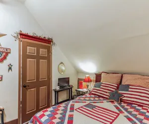 Photo 3 - America Room 1 Bedroom by Main Street Bed & Breakfast