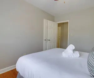 Photo 5 - Prime Alexandria Location Corporate Apt