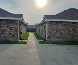 Photo 3 - 2 Bedrooms Apt Near Univeristy