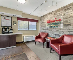 Photo 4 - HomeTowne Studios by Red Roof Buffalo - Niagara Airport