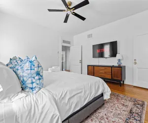 Photo 2 - Stylish 3BR Retreat w Porch and garden