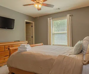 Photo 5 - Serene Family Hideaway 4Br w Pool Table