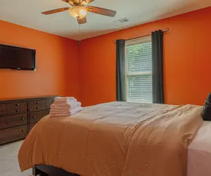 Photo 2 - Serene Family Hideaway 4Br w Pool Table