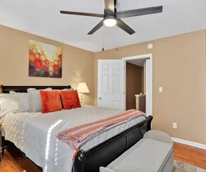 Photo 5 - Serenity Landing - 5 Minutes to Airport - Sleeps 6