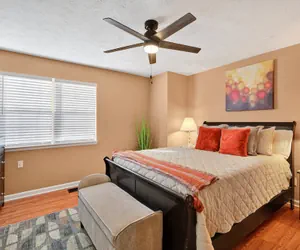 Photo 4 - Serenity Landing - 5 Minutes to Airport - Sleeps 6