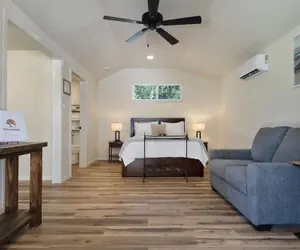 Photo 2 - Kleines Hauschen - Cozy Hideaway 6 min to Downtown