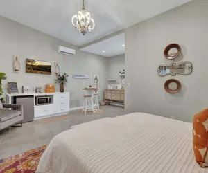 Photo 5 - Pop-2: Hot-tub/close to Main St!