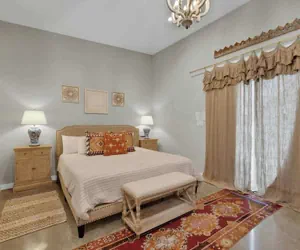 Photo 4 - Pop-2: Hot-tub/close to Main St!