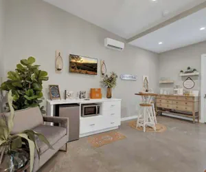 Photo 2 - Pop-2: Hot-tub/close to Main St!