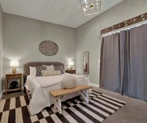 Photo 4 - Pop 3: Hot-tub, Close to Main St