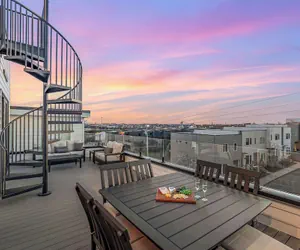Photo 5 - Elevator With Rooftop Hot Tub Pet-friendly Yard