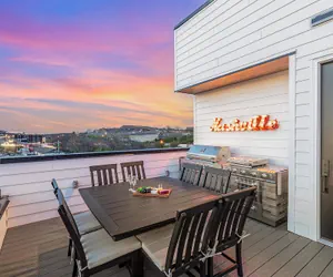 Photo 4 - Elevator With Rooftop Hot Tub Pet-friendly Yard