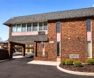 Photo 2 - The Queen B Motel, Detroit-Warren