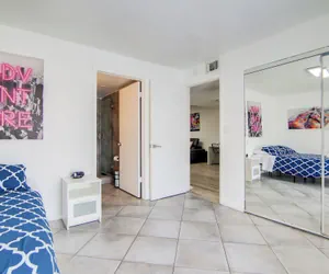 Photo 4 - Collins 2 Bedroom with Free Parking by Deco 305