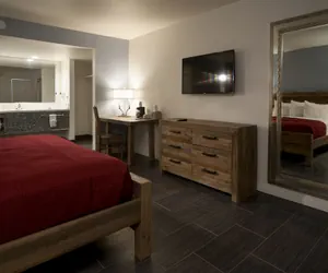 Photo 5 - Thunderbird Hotel