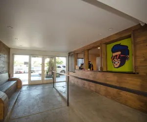 Photo 3 - Thunderbird Hotel