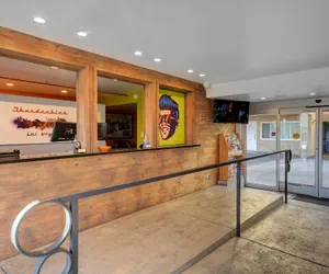 Photo 2 - Thunderbird Hotel