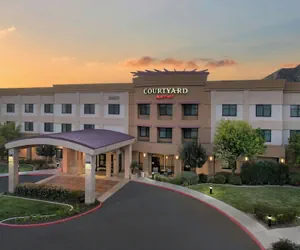 Photo 2 - Courtyard by Marriott Santa Clarita Valencia