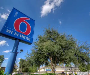 Photo 2 - Motel 6 Orlando, FL - Winter Park
