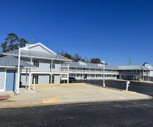 Photo 2 - Key West Inn - Millbrook