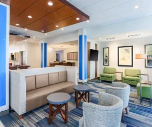 Photo 2 - Holiday Inn Express & Suites Chicago O'Hare Airport by IHG