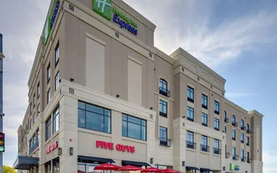Holiday Inn Express & Suites Kansas City KU Medical Center by IHG