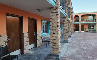 B&J Hotel and Apartment