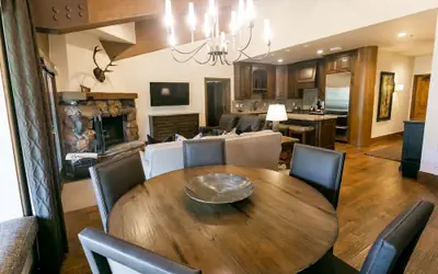 Luxury One Bedroom with Mountain View 1 Apartment Hotel by RedAwning