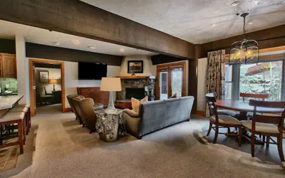 Luxury Three Bedroom Suite with Mountain Views and Hot Tub 3 Apartment Hotel by RedAwning