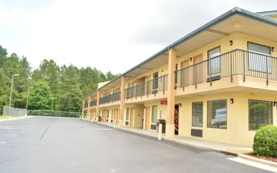 Deluxe Inn Fayetteville - I-95 Exit 49