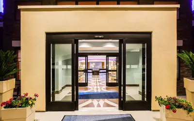 Holiday Inn Express & Suites Eureka by IHG