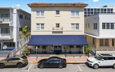 Nine20 Collins Apartments by Lowkl