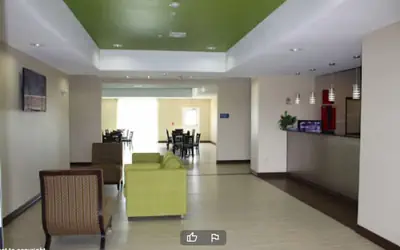 La Plaza Inn & Suites