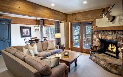 Luxury Three Bedroom Suite with Mountain Views and Three Hot Tubs 3 Apartment Hotel by RedAwning