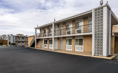 Super 8 by Wyndham Rockford South