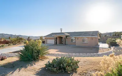 Hillside Desert House - Hot Tub, Fire Pit And Bbq! 3 Bedroom Home by RedAwning