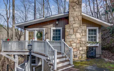 Spring Creek Cottage 1 Bedroom Chalet by RedAwning